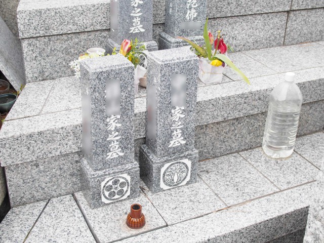 石屋墓園(個別納骨タイプで小さな墓標の下に個別の納骨スペースがあります)