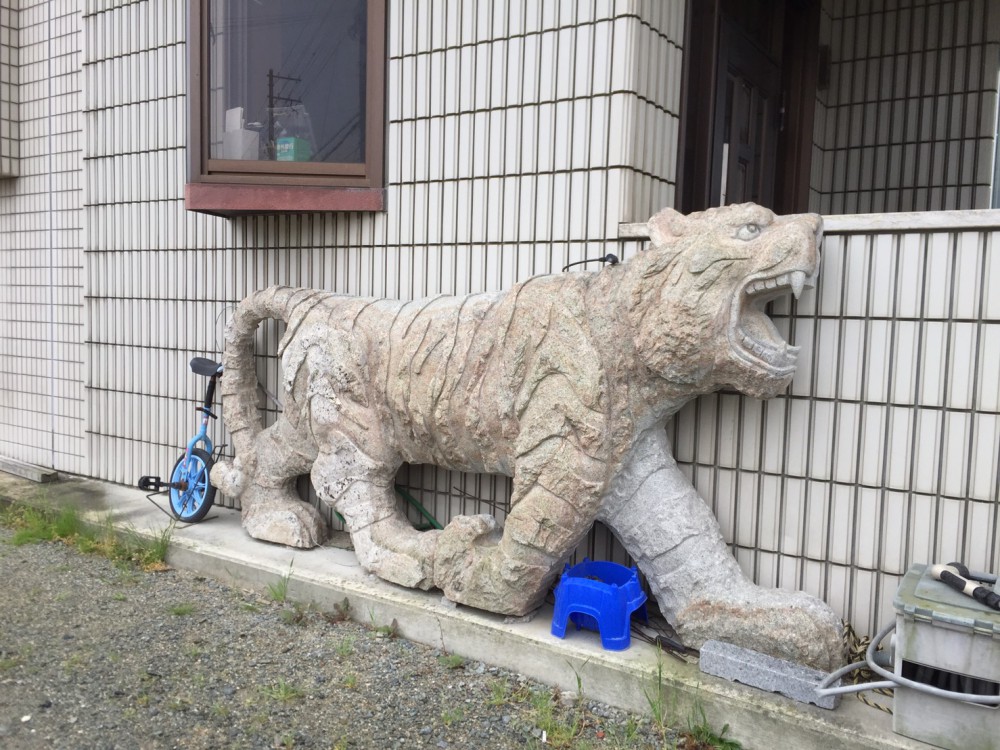 迫力ある虎の石像 | 池尻石材店