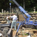 兵庫県養父市にて墓石の解体作業