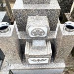 淡路島の寺院墓地にてお墓のクリーニング&コーティングと文字の色入れ直しを行い、墓石本来のツヤがよみがえりました。