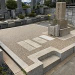神戸市の石屋墓園でイノシシ対策を兼ねた防草工事。墓相式にこだわり、お墓周りはジオミックスと淡路砂利で仕上げました。