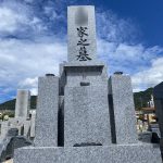 神戸市の石屋墓園に神戸型和型墓石が完成。庵治石の美しさが映えるシンプルな石塔と墓前灯籠のコントラストが印象的な仕上がりです。