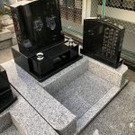 神戸市の石屋墓園にインド産黒御影石のデザイン墓石が完成しました。