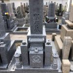 墓石をコーティングした庵治中目石の神戸型墓石が完成。尼崎市の法園寺にて