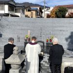 永代供養墓でキリスト教の納骨式が行われました。神戸市東灘区の郡家墓地にて。