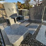 神戸市東灘区の森共同墓地に、佐賀県産天山石の洋型墓石が完成しました。